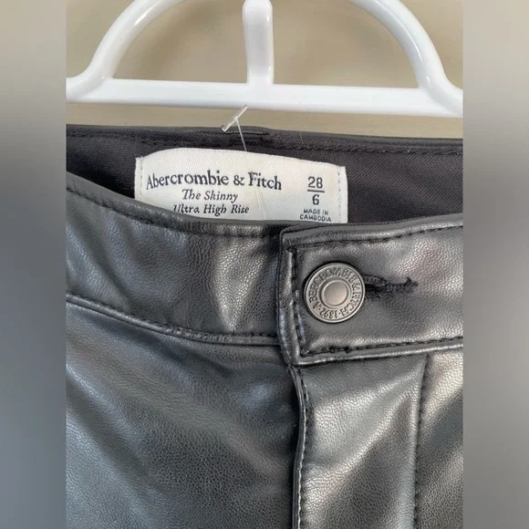Abercrombie & Fitch Ultra high rise 28 6 Black pleather ankle Pants NWOT - Picture 4 of 6